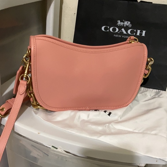 Coach Swinger candy Pink leather shoulder bag - Picture 4 of 14